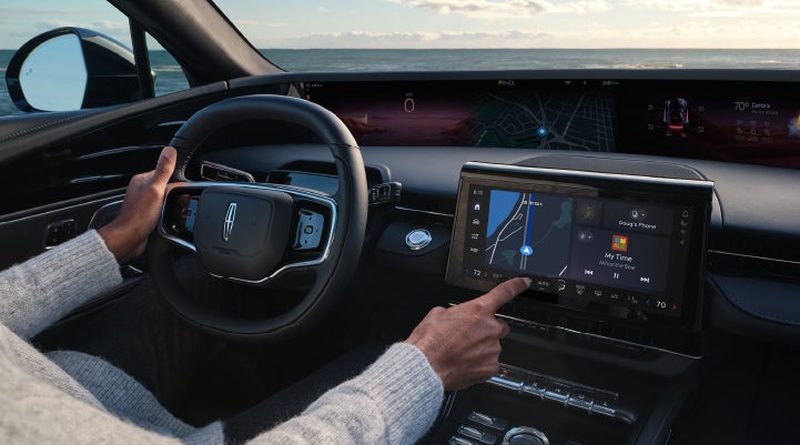 The driver of a 2024 Lincoln Nautilus® SUV interacts with the new Lincoln Digital Experience. | Bayway Lincoln in Houston TX