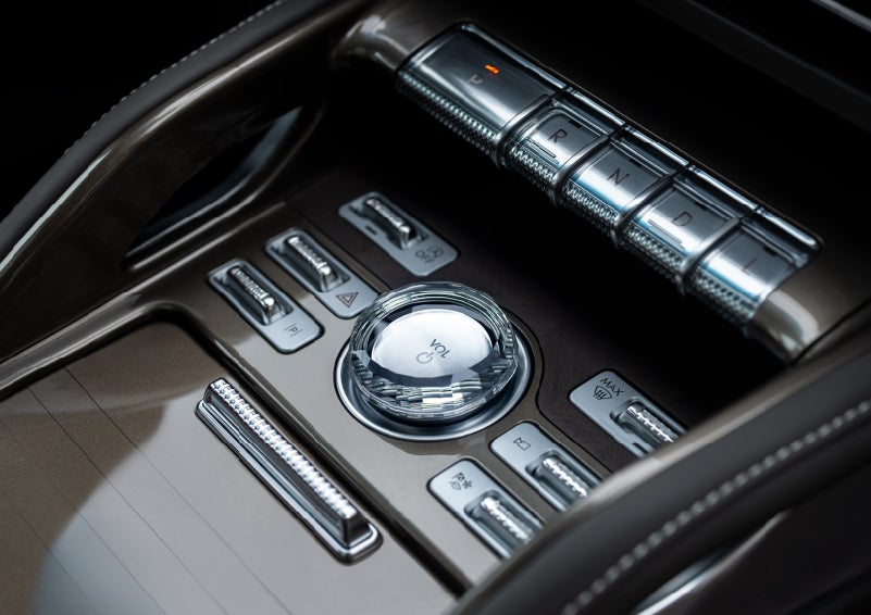 A crystal-inspired volume knob is shown in the center floor console of a 2024 Lincoln Nautilus® SUV. | Bayway Lincoln in Houston TX